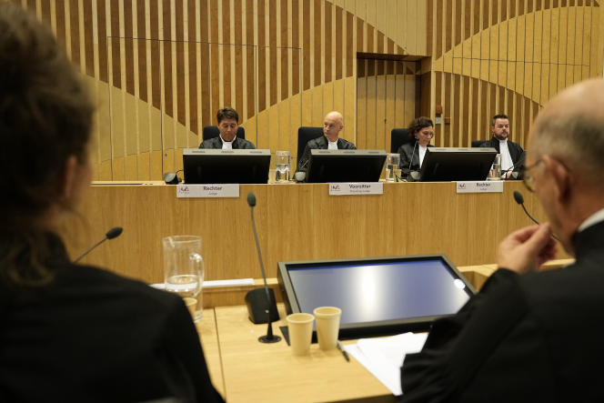 Le juge Hendrik Steenhuis (deuxième à partir de la gauche), président du tribunal de haute sécurité, pendant le verdict du procès du crash du vol MH17 de Malaysia Airlines, jeudi 17 novembre 2022, près d’Amsterdam, aux Pays-Bas. 