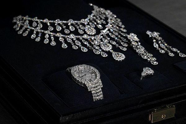 photo bolsonaro aurait tenté d'importer illégalement des bijoux d'une valeur de plusieurs millions de dollars qui lui ont été donnés, ainsi qu'à sa femme, par l'arabie saoudite en octobre 2021.   ©  isaac fontana / epa-efe